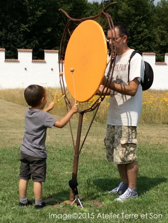 sculpture musicales de plein air tout publique ludique pédagogique atypique au château La Batie d'Urfé dans la Loire